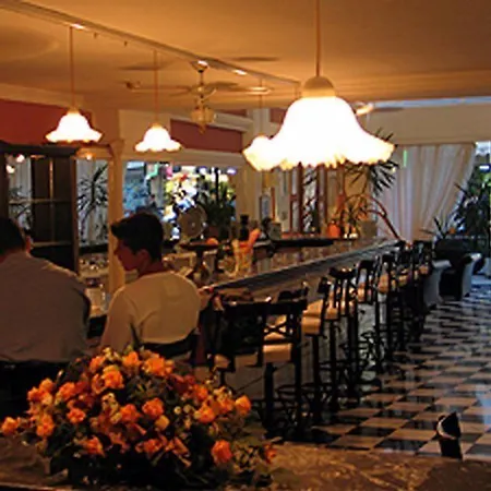 Enorme Epavli Boutique