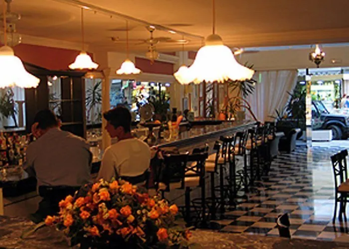 Enorme Epavli Boutique