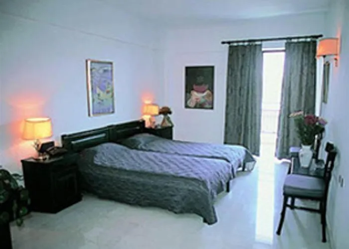 Enorme Epavli Boutique 3*